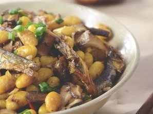 香菇黄豆焖火焙鱼的制作方法