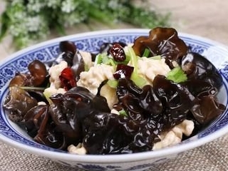 木耳拌核桃仁的制作方法