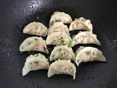 酸菜莲藕煎饺的制作方法
