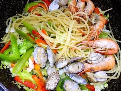 海鲜花蛤酱炒面的制作方法