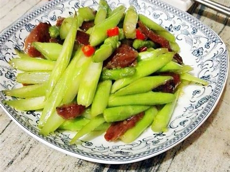 腊肠炒芦笋的制作方法
