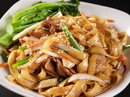 黑椒肠芽菜炒河粉的制作方法