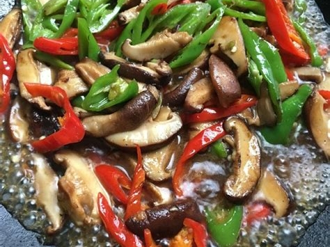 红辣椒炒香菇的制作方法